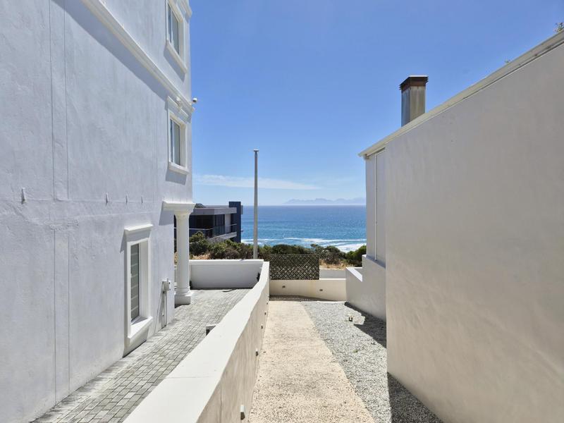 4 Bedroom Property for Sale in Perlemoenbaai Western Cape